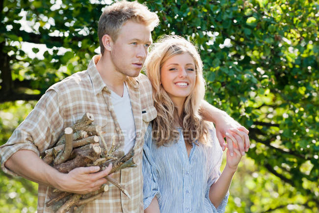Couple gathering firewood — Stock Photo