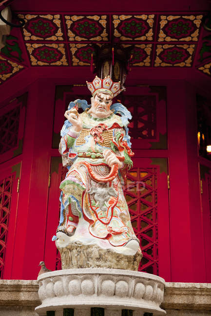 Скульптура перед екстер'єром храму — стокове фото