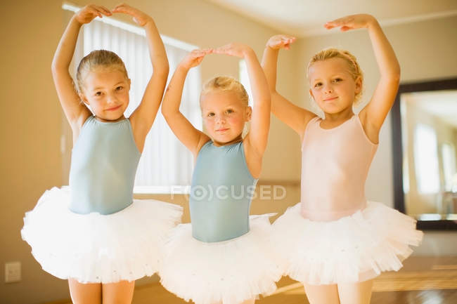 Три позуючі дівчата в костюмах балету — стокове фото
