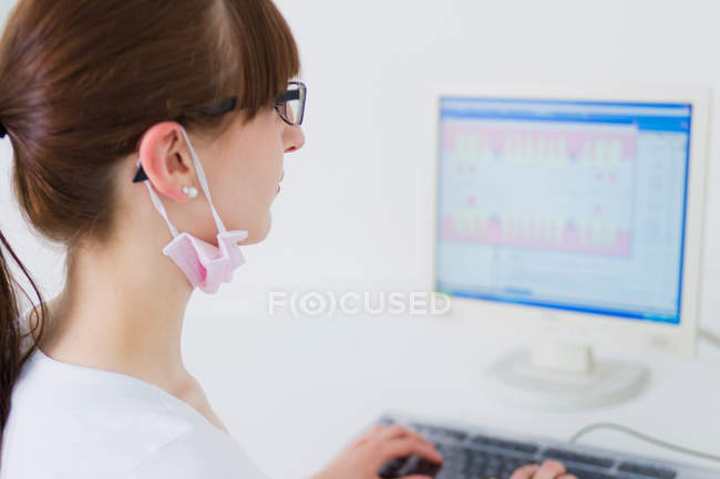 Scientist using computer in lab — Stock Photo