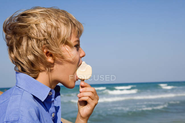Garçon manger une crème glacée — Photo de stock