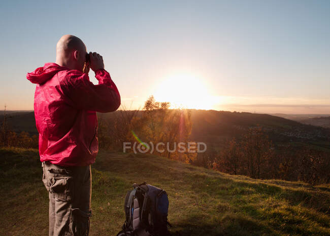 Hiker overlooking rural landscape — Stock Photo