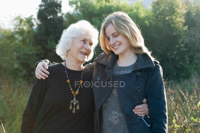 Бабушка обнимает внучку — стоковое фото