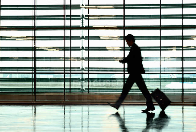 Uomo d'affari in aeroporto — Foto stock