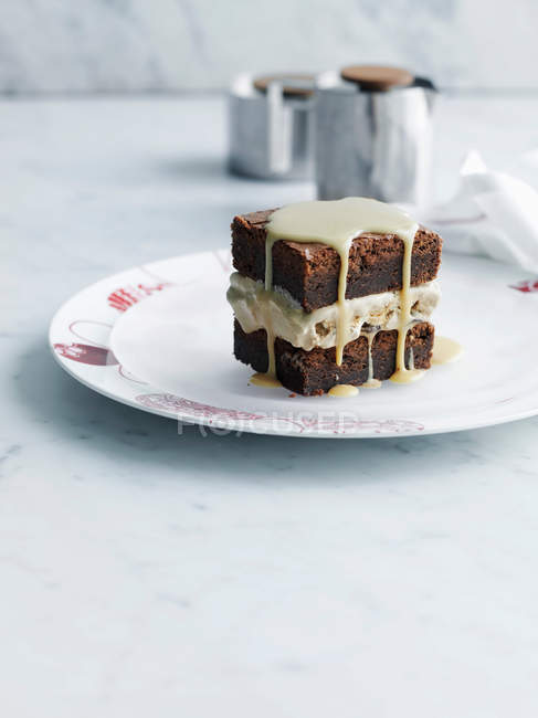 Schokolade Brownie Kuchen mit Zuckerguss — Stockfoto