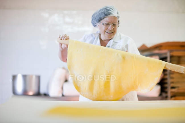 Chef maduro massa rolante — Fotografia de Stock