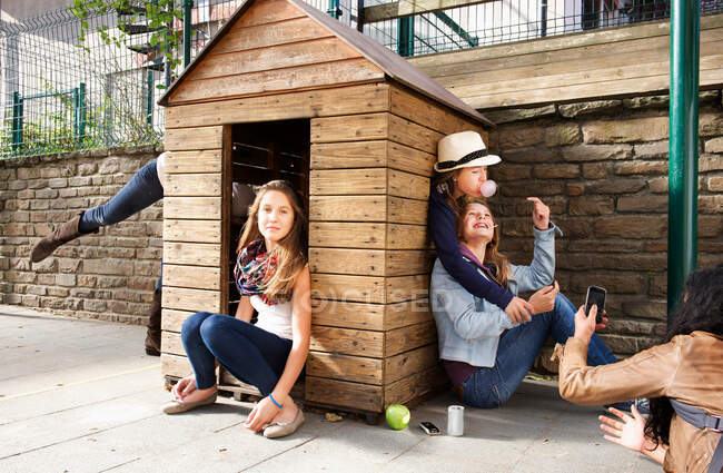 Adolescentes brincando em playhouse — Fotografia de Stock