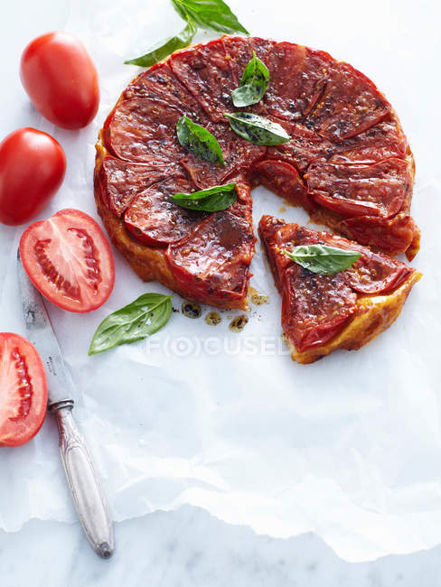 Tomato tarte tatin with basil — Stock Photo