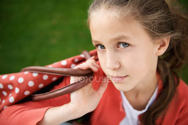 Ein junges Mädchen posiert mit einer gepunkteten Tasche — Stockfoto