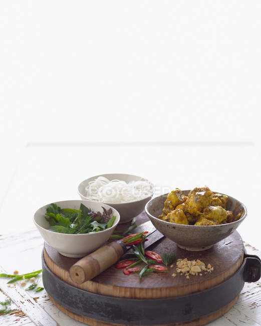 Nouilles, poissons et herbes au curry — Photo de stock