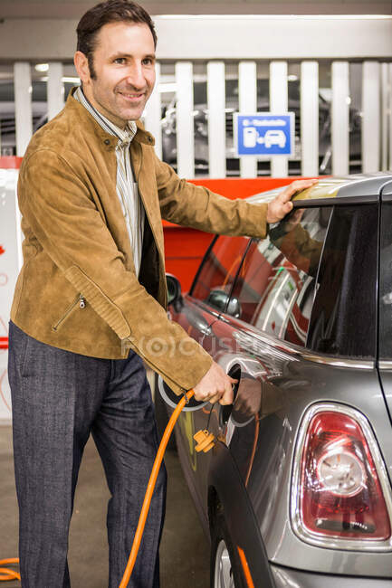 Людина заповнює газовий бак автомобіля — стокове фото