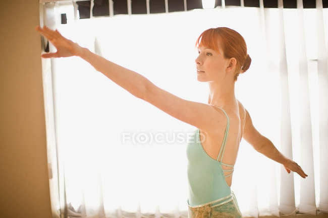 Bailarina de ballet frente a la ventana - foto de stock