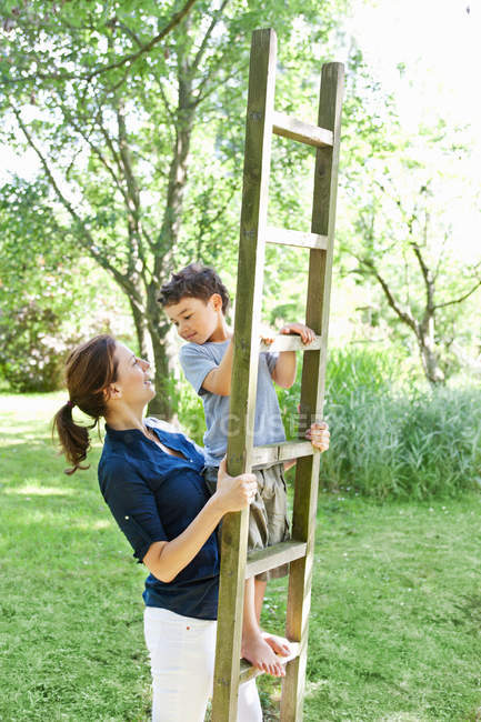 Madre e figlio giocare con scala — Foto stock