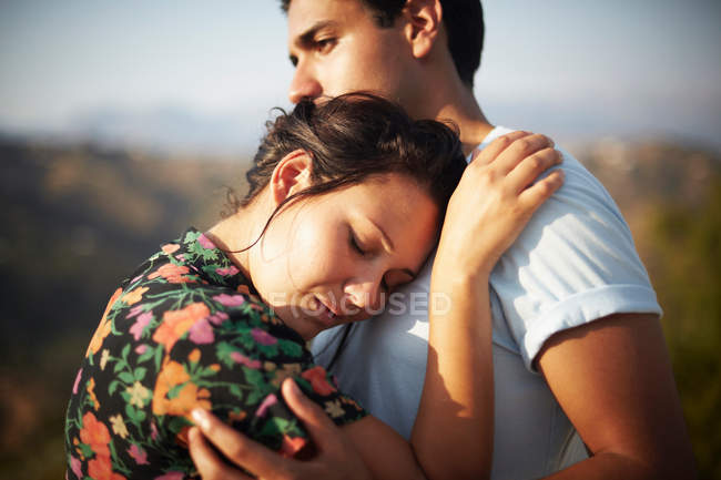 Молода пара обіймати — стокове фото