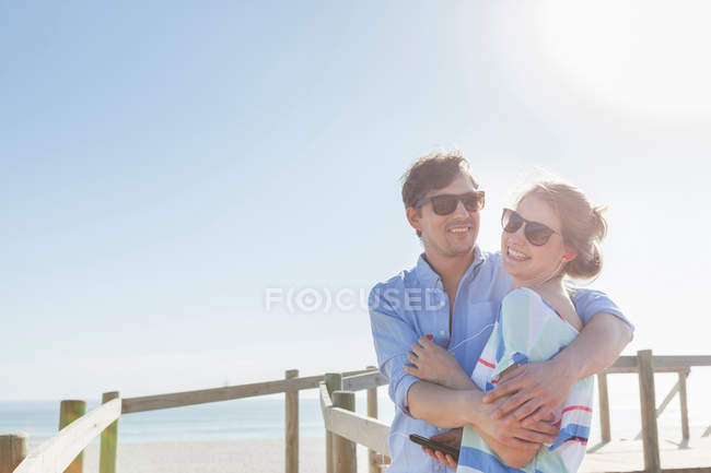 Paar umarmt sich auf Uferpromenade — Stockfoto