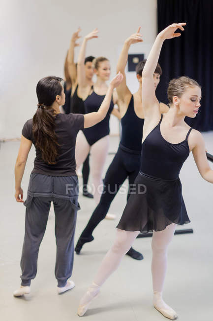 Bailarines de ballet que practican en la barra - foto de stock