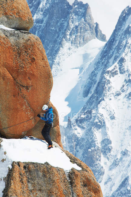Uomo arrampicata in montagna — Foto stock