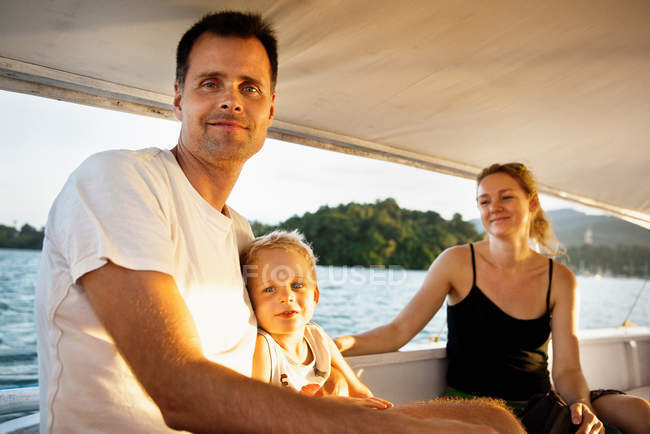 Улыбающаяся семья отдыхает в лодке — стоковое фото