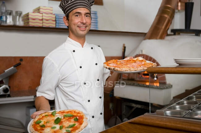 Gente en una pizzaria - foto de stock