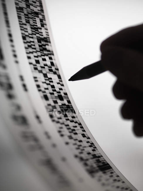 Обрезанное изображение ученого, маркирующего авторадиограмму ДНК — стоковое фото