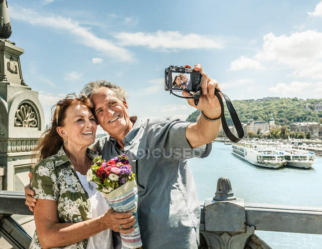 Casal tomando auto retratos — Fotografia de Stock