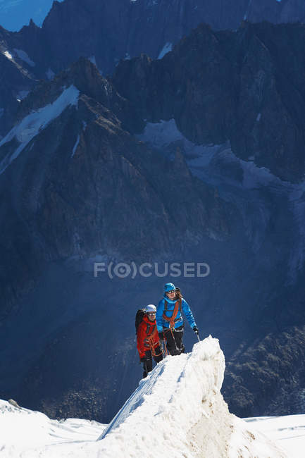 Two people hiking on mountain — Stock Photo