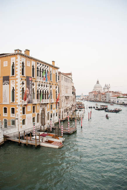 Канал с пришвартованными лодками в Венеции — стоковое фото
