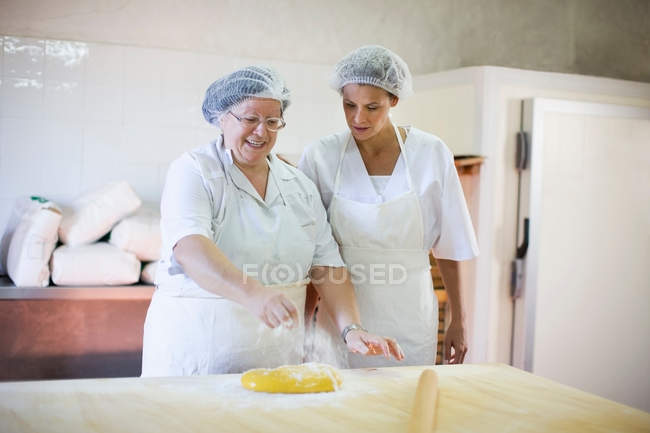 Mature chef preparing dough — Stock Photo