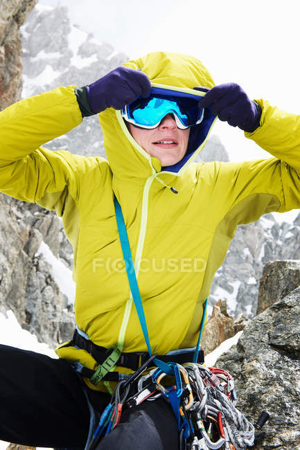 Mulher ajustando óculos de esqui — Fotografia de Stock
