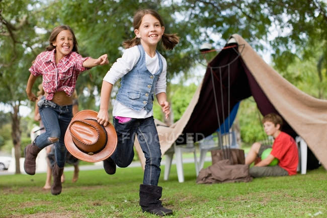 Enfants jouant ensemble sur la cour arrière — Photo de stock