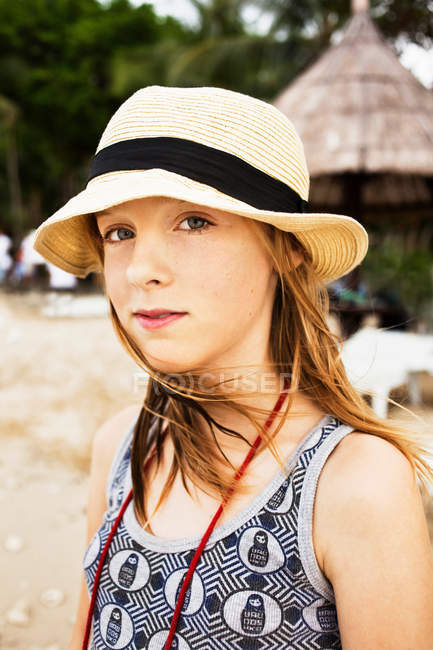 Ragazza che indossa cappello di paglia sulla spiaggia — Foto stock