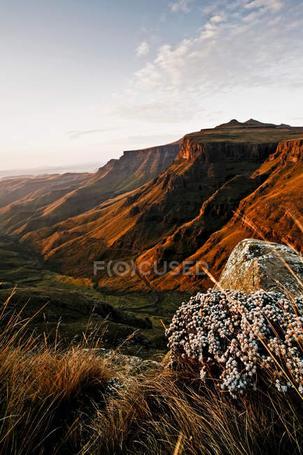 Montañas en el paisaje rural - foto de stock