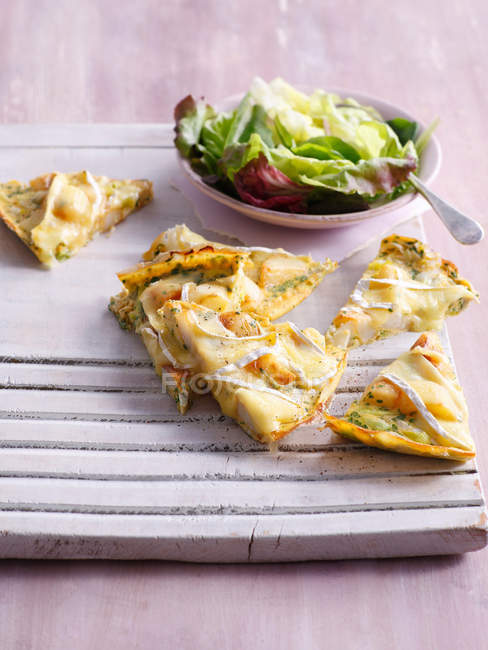 Sliced quiche with salad — Stock Photo