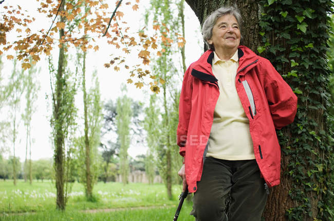 Mujer caminando en el parque - foto de stock