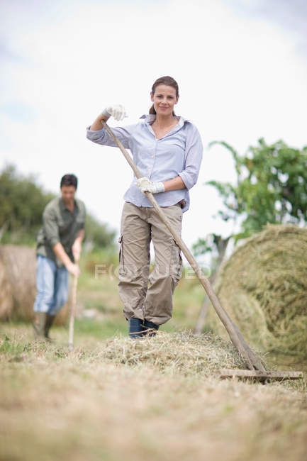 Mulher raking feno — Fotografia de Stock