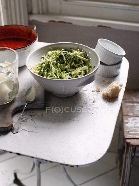 Bowl of vegetables with sauce — Stock Photo