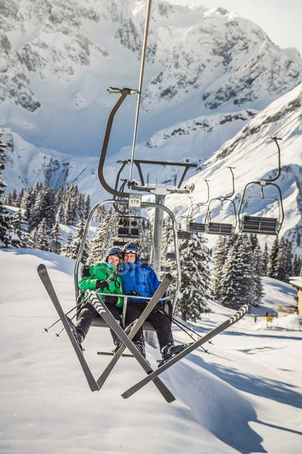Casal equitação elevador de esqui — Fotografia de Stock