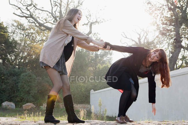 Teenager-Mädchen spielen auf Steinmauer — Stockfoto