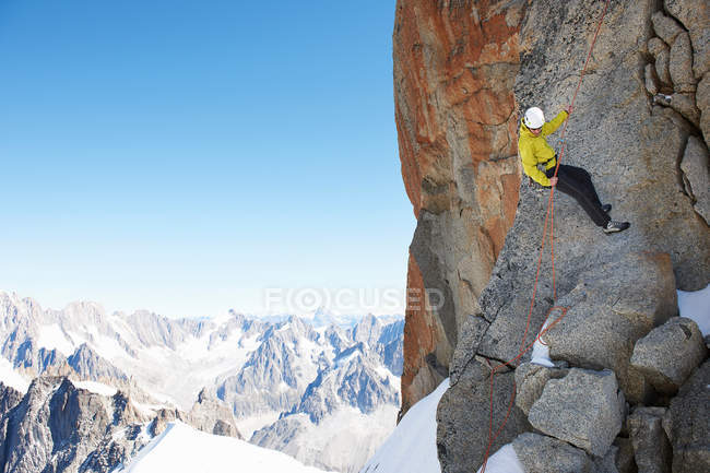 Montanhista usando corda de escalada — Fotografia de Stock