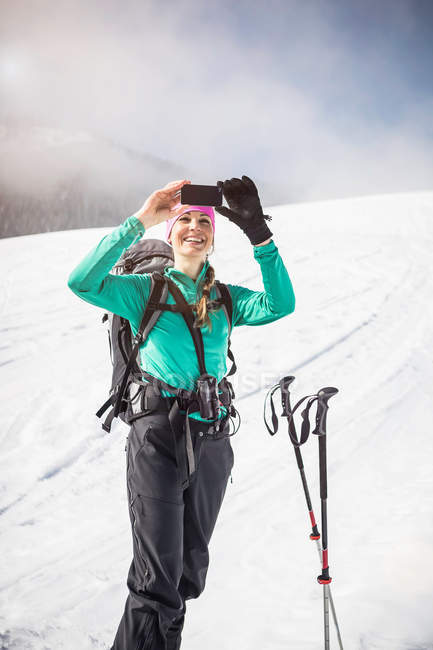 Esquiadora tomando fotos - foto de stock