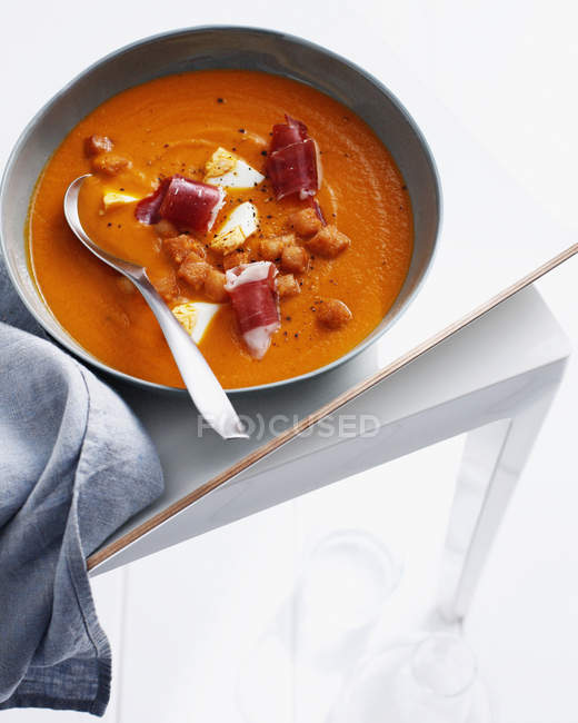 Spanish soup with croutons — Stock Photo