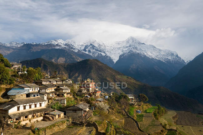 Villaggio collinare nella valle della montagna — Foto stock