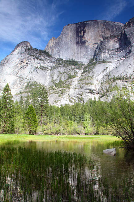 Le sommet de la montagne dans le parc national Yosemite — Photo de stock