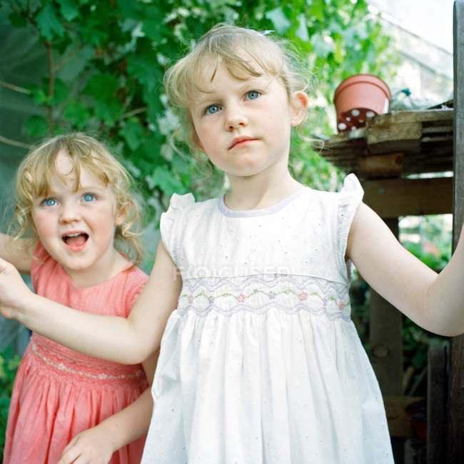 Zwei kleine Mädchen im Gewächshaus — Stockfoto