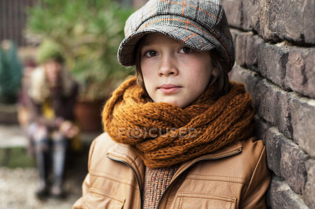 Хлопчик у плоскій шапці та шарфі — стокове фото