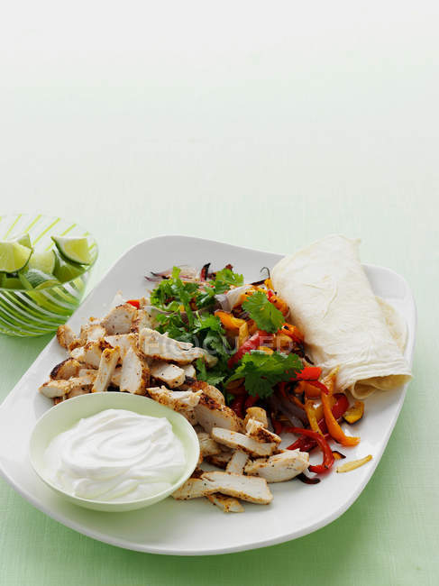 Teller mit scharfem Chicken Burrito — Stockfoto