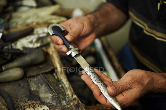 Männliche Hände mit geschnitztem Metall — Stockfoto
