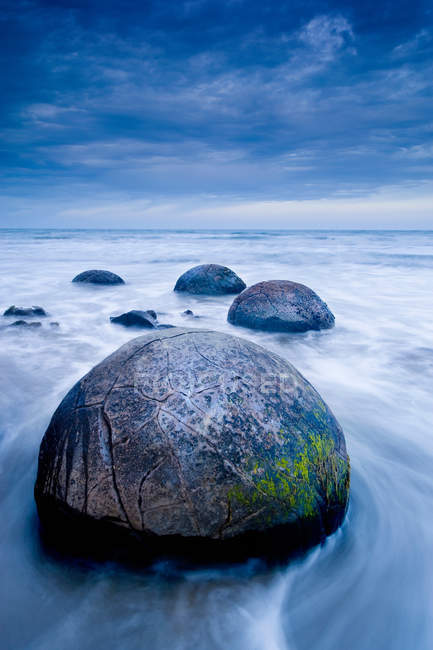 Графіті на круглому камені на пляжі — стокове фото