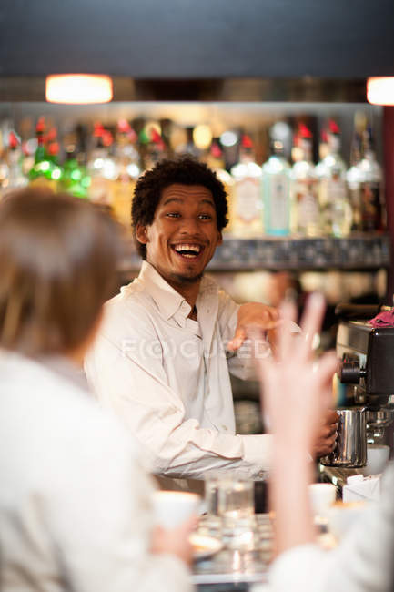 Barista tomando pedidos en la cafetería - foto de stock