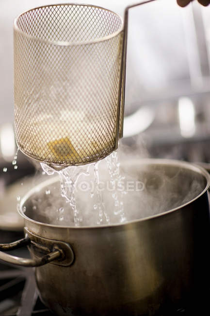 Koch kocht Pasta in der Küche — Stockfoto